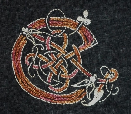 broderie c celtique avec 2 tetes de dragons